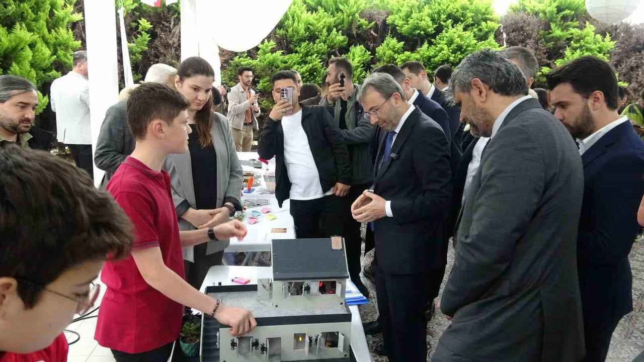 Pendik'te 6'ncı Bilim Yarışması: 154 Proje, Yüz Binlerce Liralık Ödül ve Bursla Ödüllendirildi