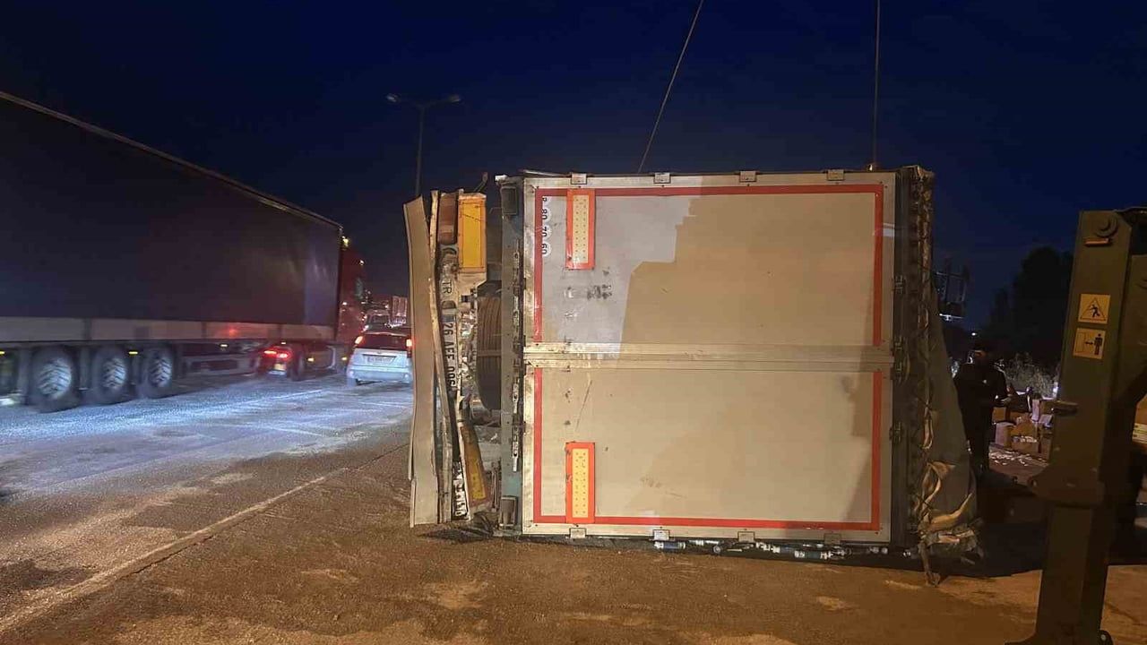Pendik'te dorsesi devrilen tır, kurtarma çalışması sırasında ön kısmı yan yattı