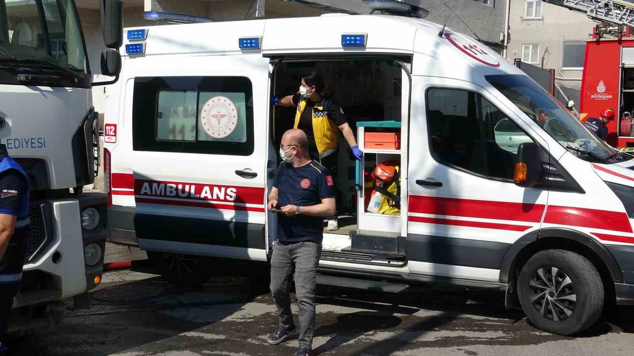 Pendik'te iki katlı binada çıkan yangın: 1 kişi dumandan etkilendi, daire kullanılamaz hale geldi