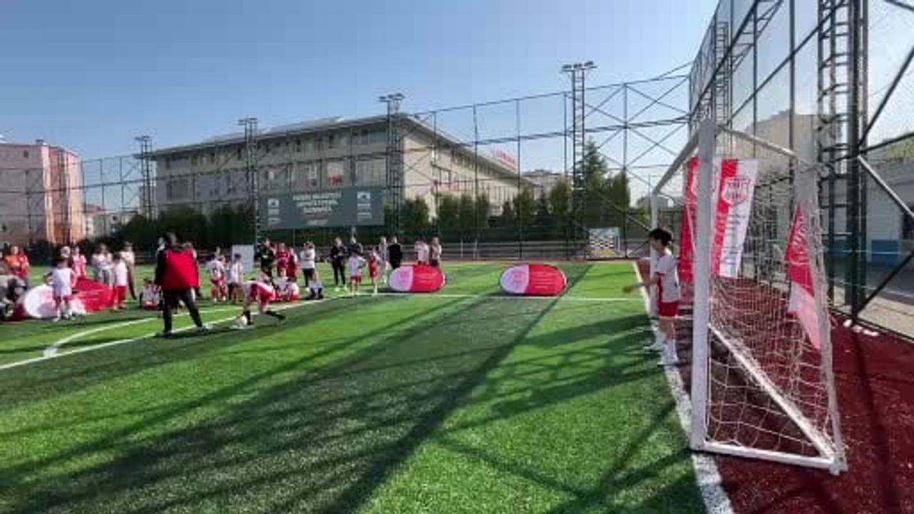 Pendikspor Yenişehir Futbol Okulu'nda Anneler Günü'ne Özel Penaltı Etkinliği