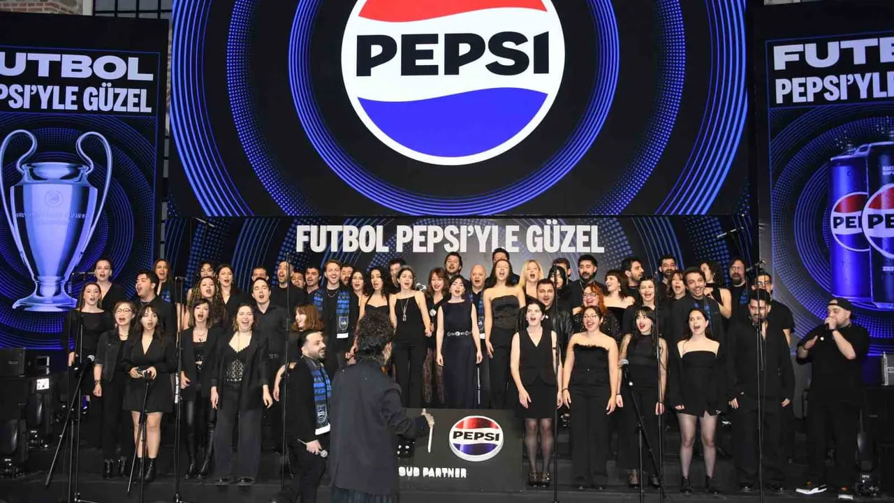 Pepsi’nin İstanbul Etkinliğinde Bayern Münih–PSG Maçı Necati Ateş ve Cenk Tosun ile Dev Ekranda İzlendi