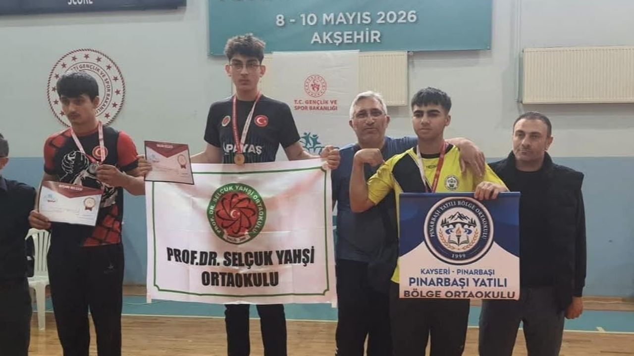 Pınarbaşılı Öğrenci Berat Ömer Ülger, Okul Sporları Bilek Güreşi Türkiye Üçüncüsü Oldu