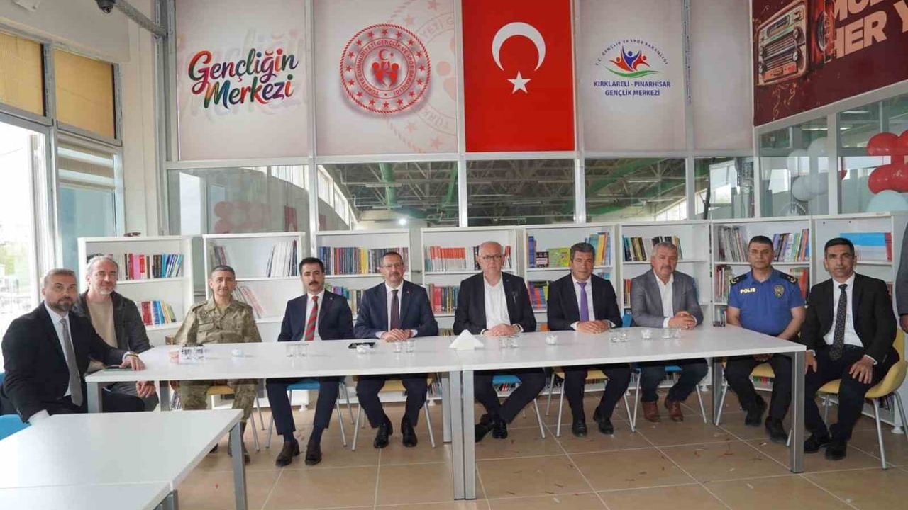 Pınarhisar'da Gençlik Merkezi'nde Teras Kitap Kafe törenle açıldı
