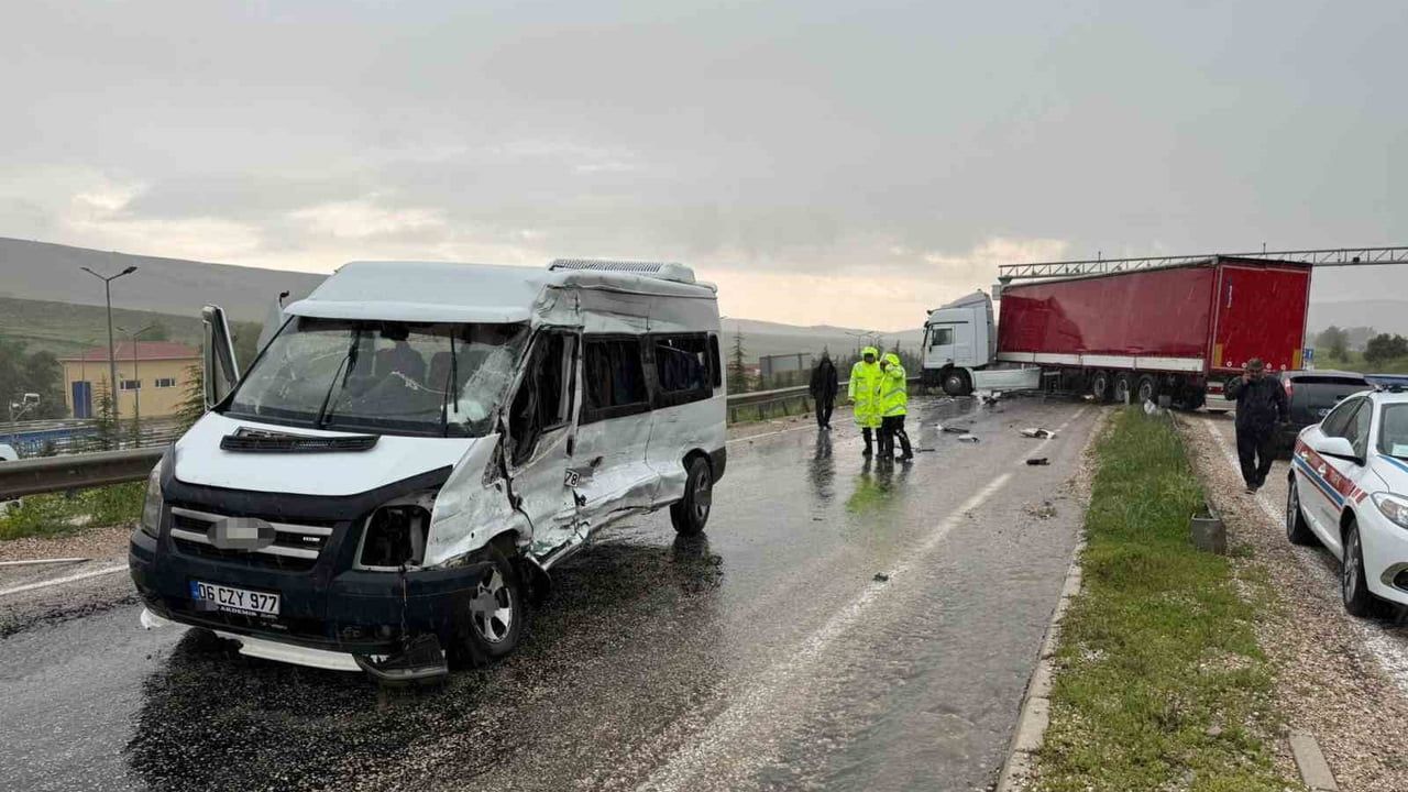 Polatlı-Haymana yolunda tır ile minibüs çarpıştı: 11 yaralı