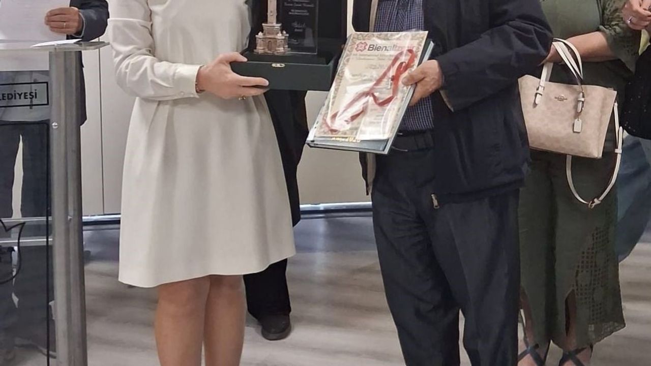 Prof. Dr. Merih Tekin Bender'e 'Uç Uç Böceğim' ile 8. Uluslararası İzmir Bienali'nde Bienal Başarı Ödülü