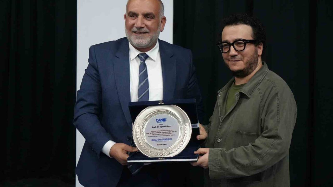 Prof. Dr. Oytun Erbaş: "Sosyal medya modern bir eroindir" — Samsun'da ailelere uyarılar