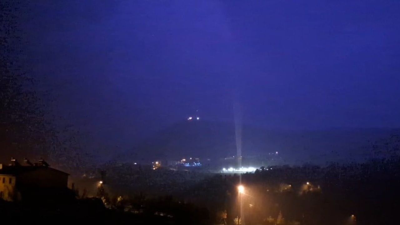 Pülümür'de şimşekler geceyi aydınlattı, Meteoroloji uyardı