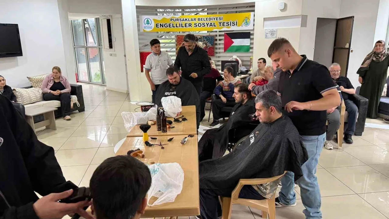 Pursaklar Belediyesi'nden Engelsiz Yaşam Merkezi'nde Bayram Tıraşı Desteği