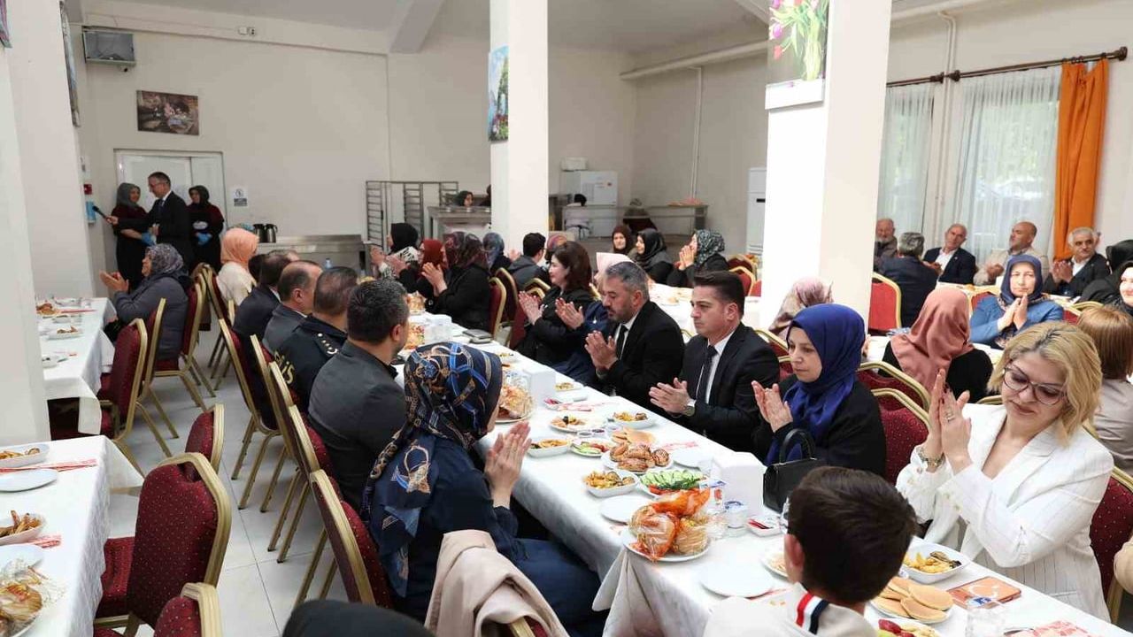 Pursaklar'da Anneler Günü: Başkan Ertuğrul Çetin şehit anneleri ve huzurevi sakinleriyle buluştu