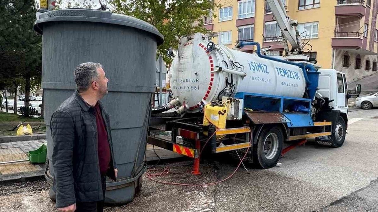 Pursaklar'da konteyner yıkama çalışmaları sürüyor: Hijyen ve görünüm odaklı temizlik
