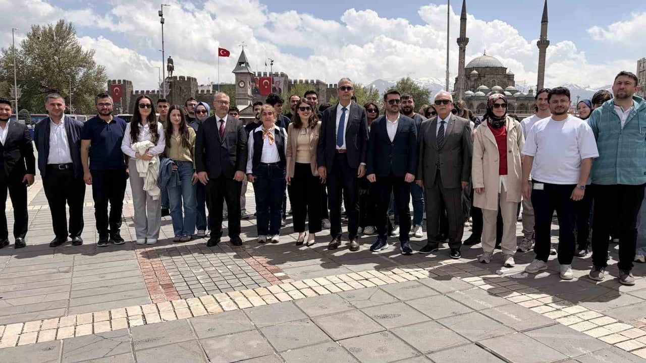 Püsküllü: "Eczacılar, ilacın güvenli, etkili ve bilinçli kullanımında sağlık sisteminin vazgeçilmez bir parçasıdır"