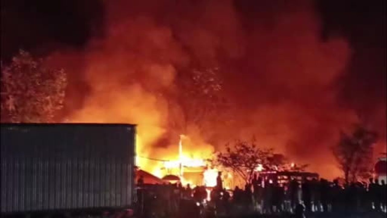 Rawalpindi'de pazar yangını: Çok sayıda dükkan kullanılamaz hale geldi