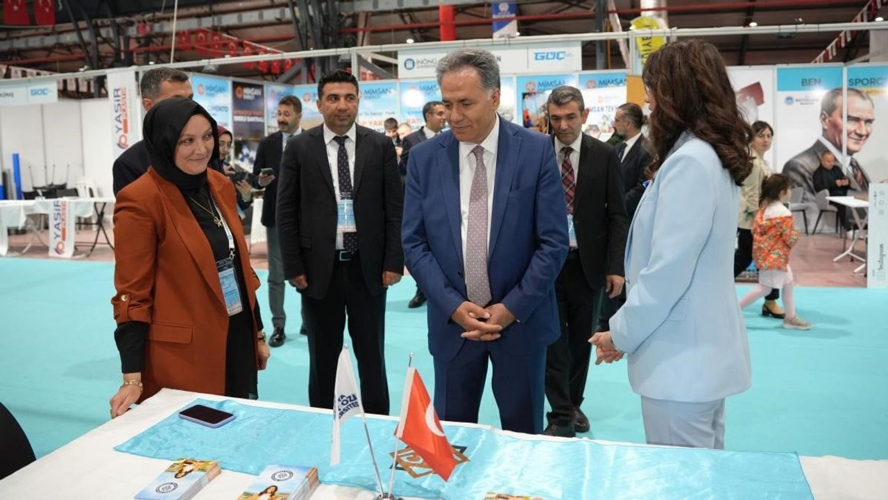 Rektör Akpolat İpek Yolu Kariyer Fuarı'ndaki stantları yerinde inceledi
