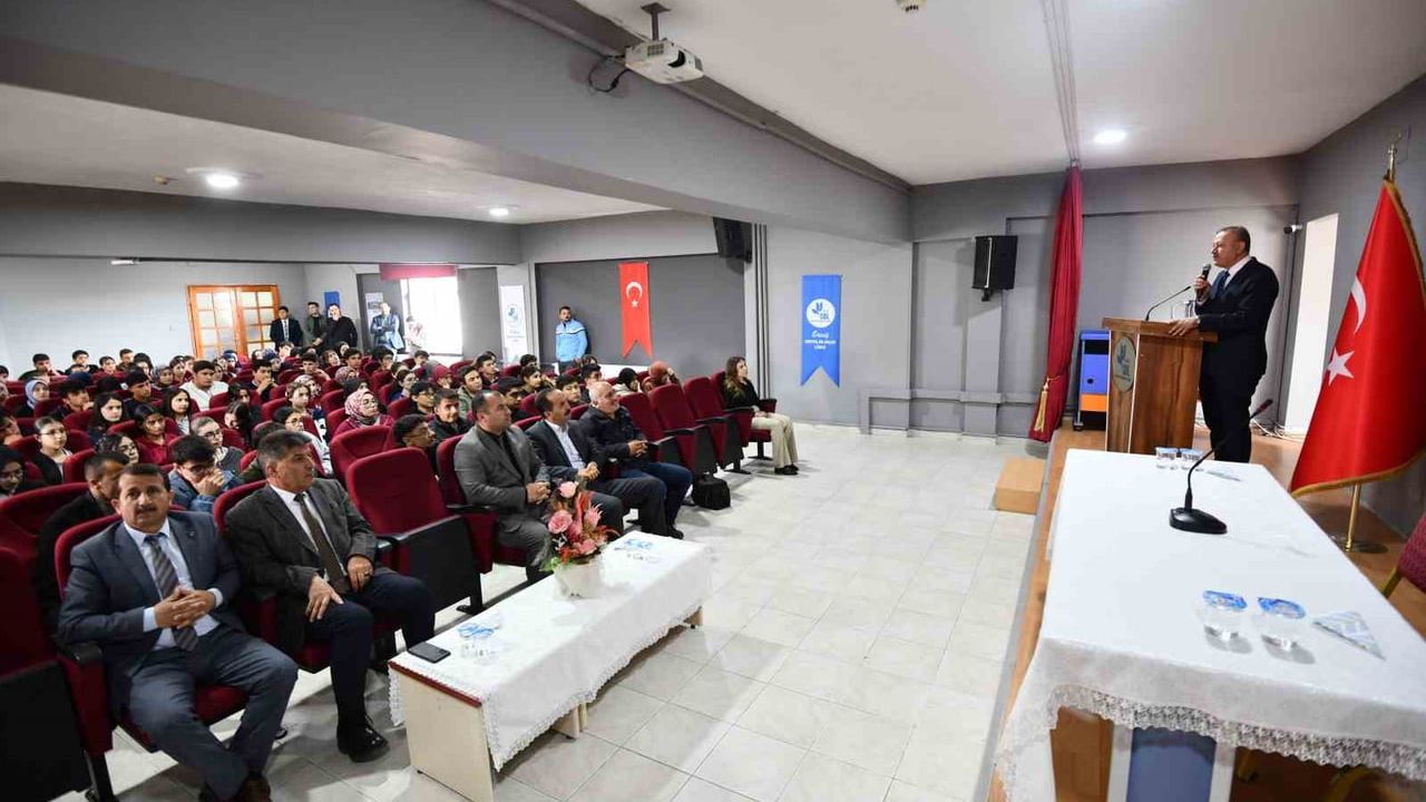 Rektör Elmastaş, Ercişli Öğrencilerle 'Üniversite Yolculuğunda Kariyer Planlaması' Söyleşisi