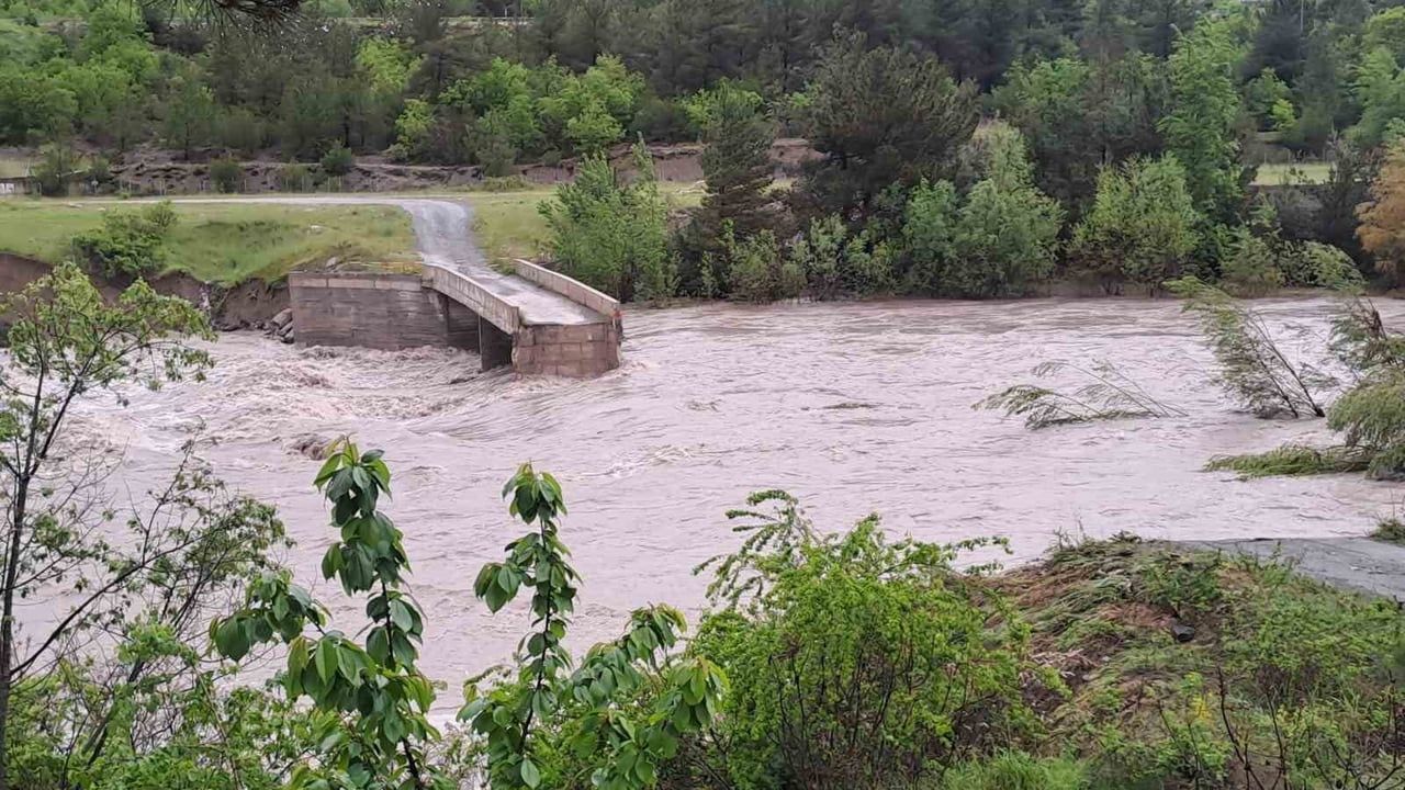 Reşadiye'de Kelkit Çayı Debi Artışı Köprü Eklentisinde Kaymaya Yol Açtı
