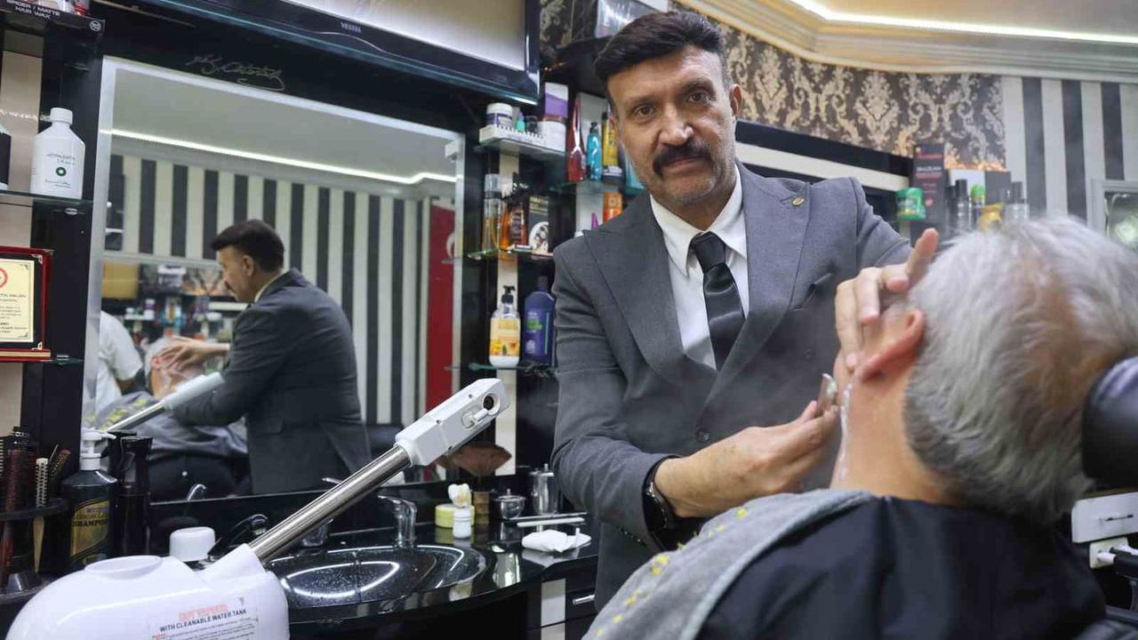 Reyhanlı’da 46 yıllık berber Selahattin Aslan: Müşterilerine saygı için 5 yıldır takım elbiseyle tıraş ediyor