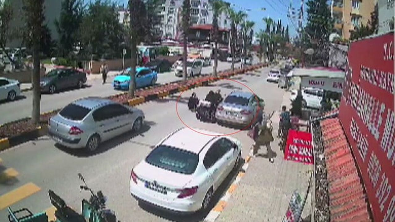 Reyhanlı'da elektrikli 3 tekerlekli moped park halindeki araca çarptı: Bir çocuk ve bir kadın yere savruldu