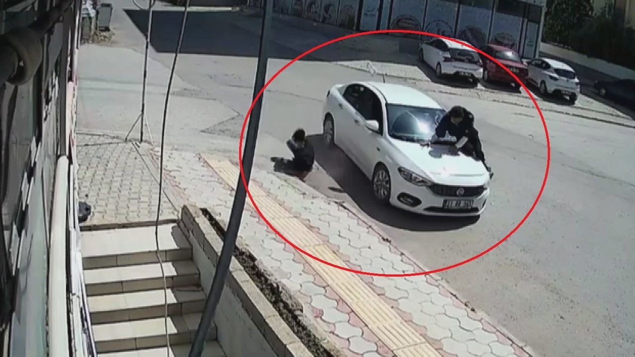 Reyhanlı'da otomobile saplanan motosikletteki iki kişi hafif yaralandı; kaza kameralara yansıdı