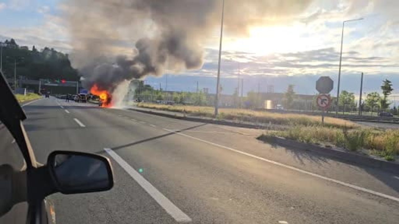 Rize'de seyir halindeki Peugeot alev aldı; itfaiye müdahale etti