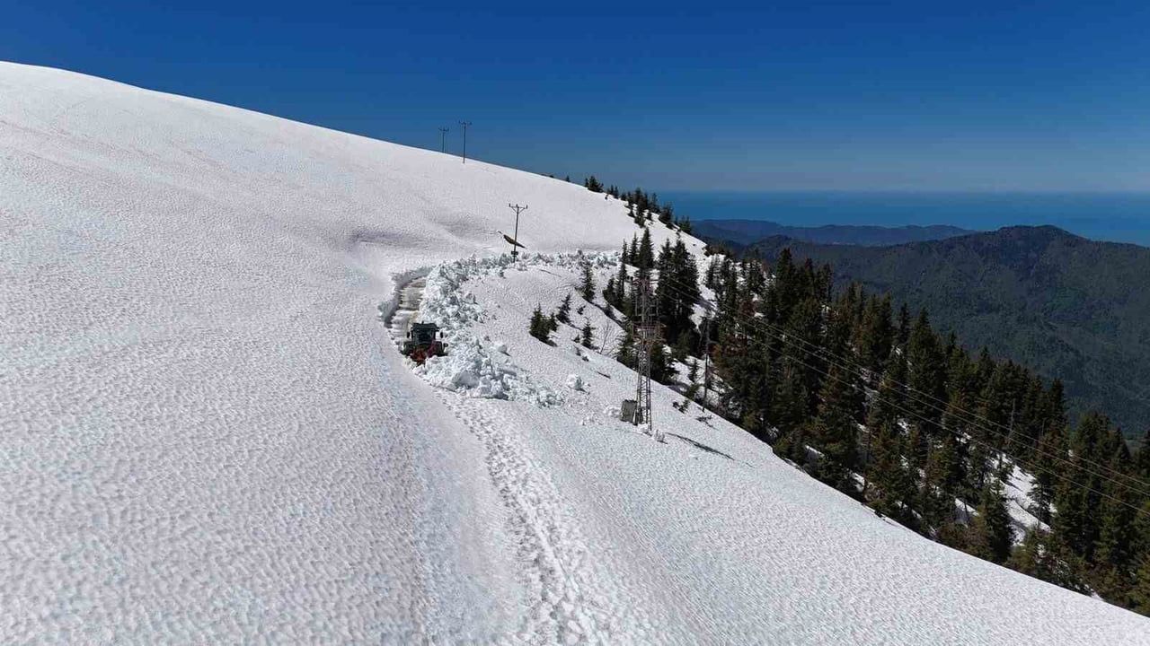 Rize'de yayla yollarında karla mücadele: Ulaşıma açma çalışmaları sürüyor