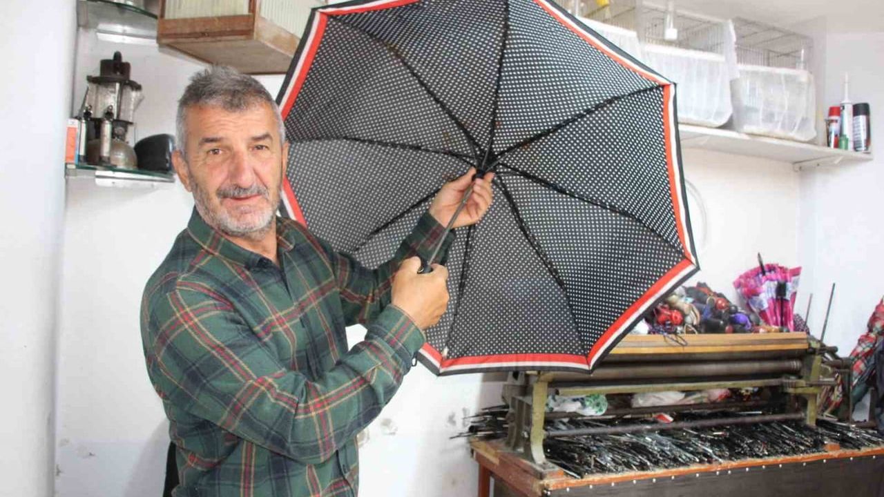 Rize'nin Son Şemsiye Tamircisi: Orhan Tarlacı 40 Yıldır Babadan Kalma Zanaati Yaşatıyor