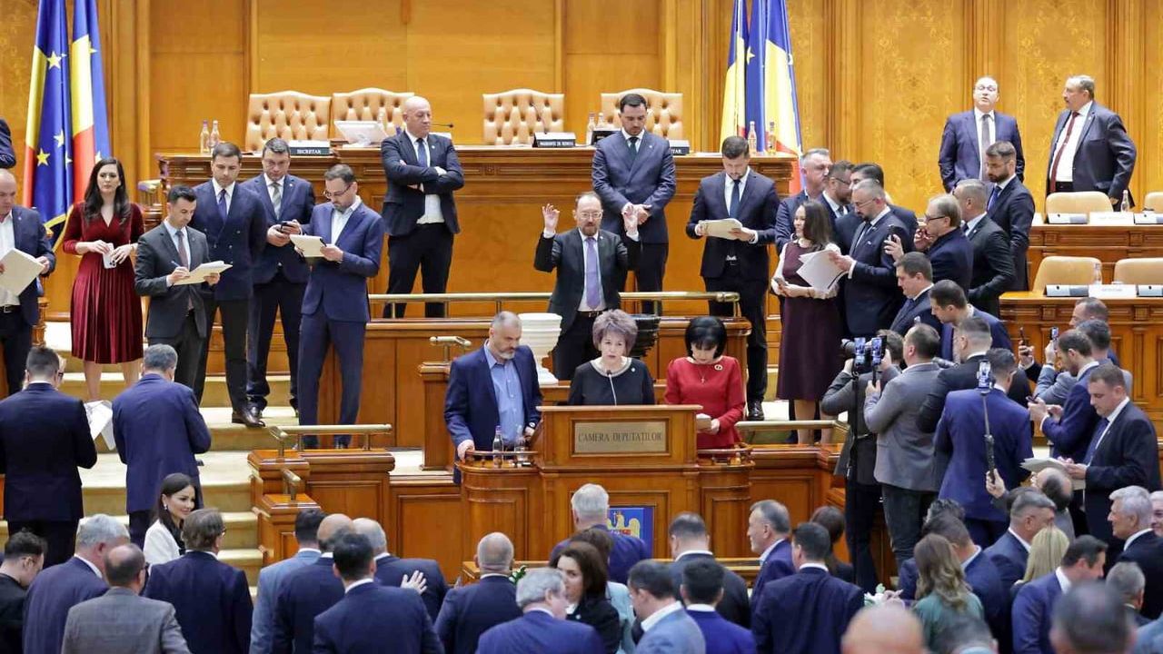Romanya'da Illie Bolojan liderliğindeki Avrupa yanlısı hükümet güvensizlik oylamasıyla düştü