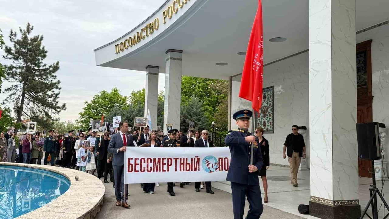 Rusya Büyükelçiliği'nde 9 Mayıs Zafer Günü Ölümsüz Alay ile kutlandı