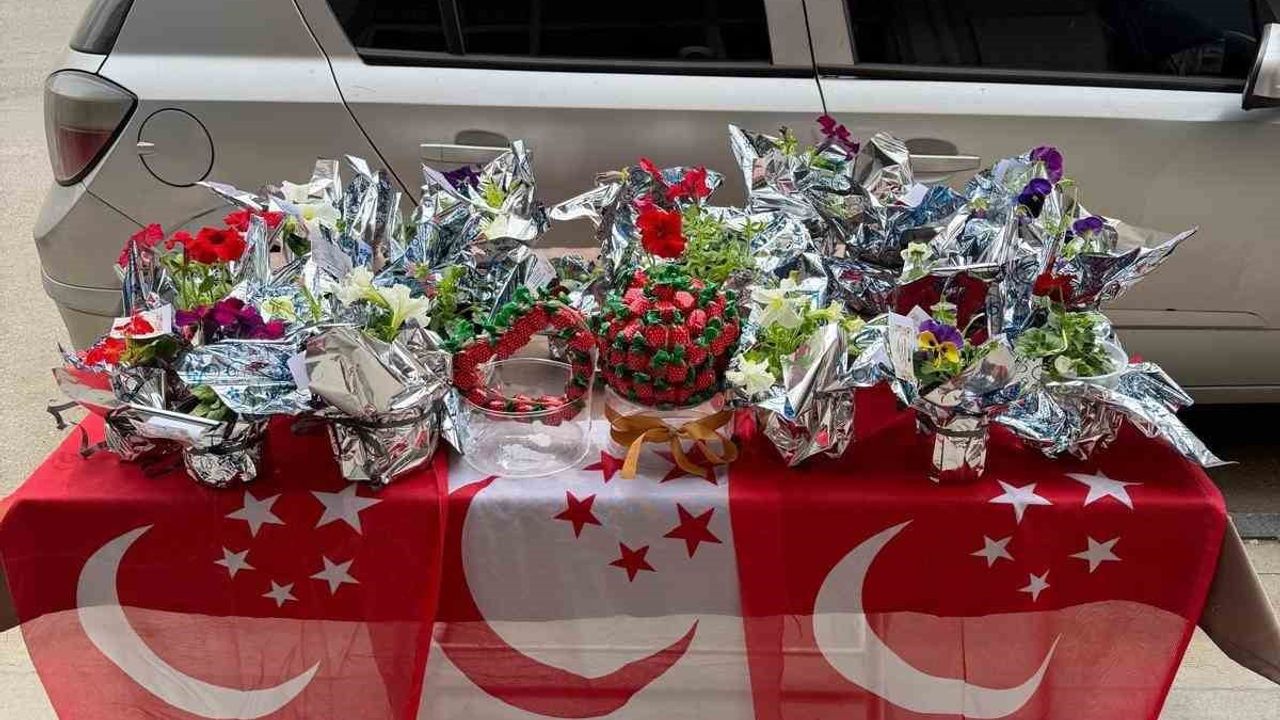 Saadet Partisi Alaşehir Hanım Kolları'ndan Anneler Günü Buluşması: Yoğun Katılım ve Yeni Üyelik Vurgusu