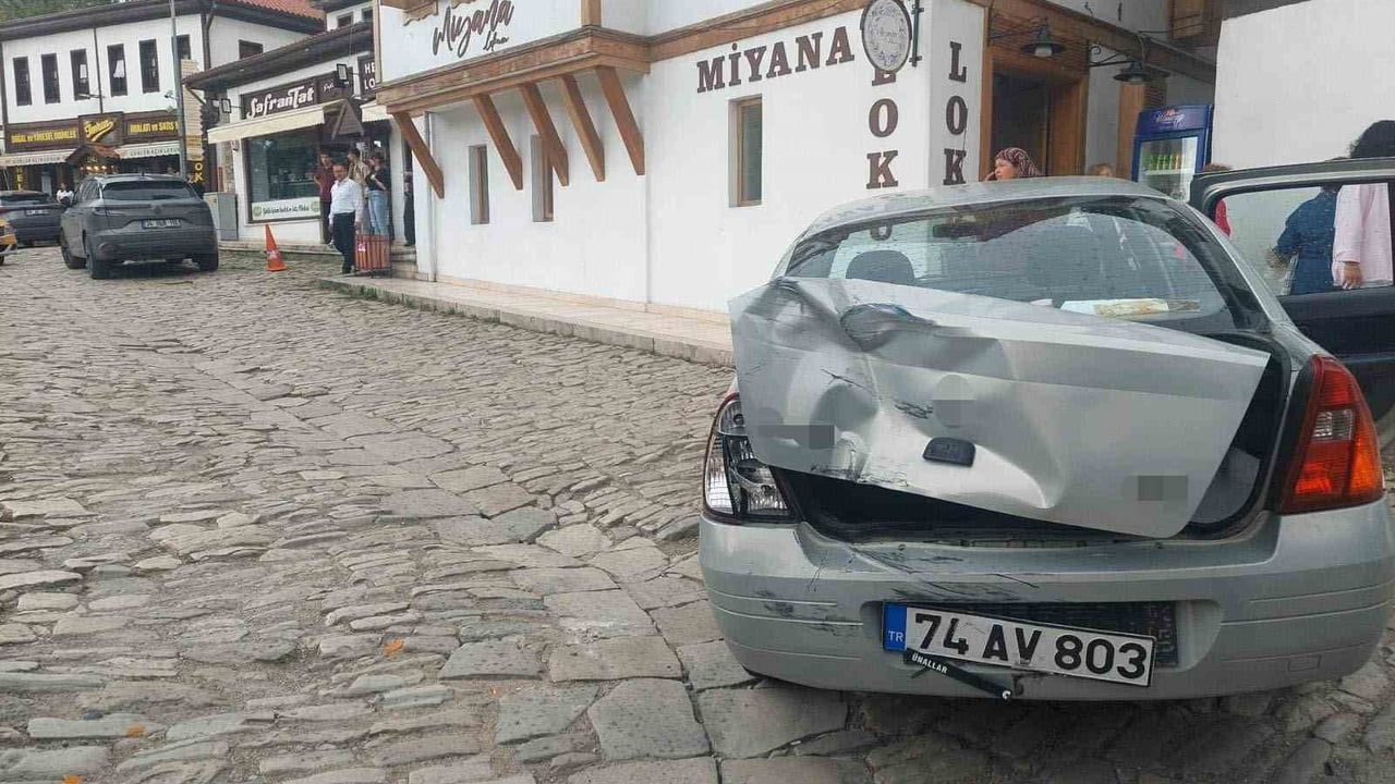 Safranbolu'da freni boşalan dolmuş Cinci Hamamı duvarına çarptı