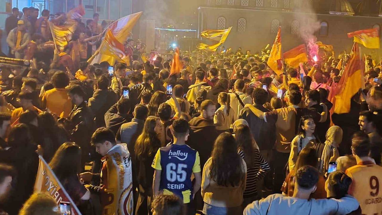 Safranbolu'da Galatasaray şampiyonluğu kutlamalarına bazı Fenerbahçe taraftarları da katıldı