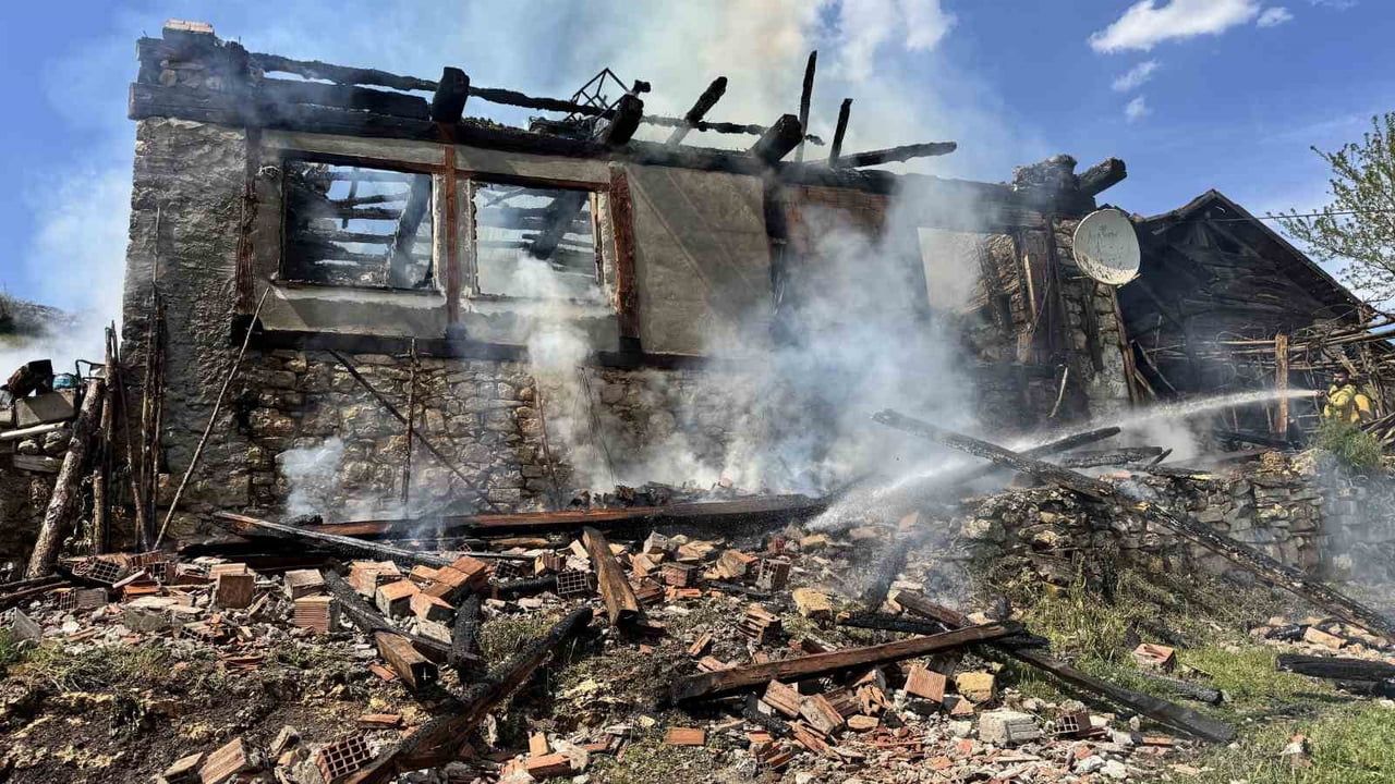 Safranbolu'da iki katlı ahşap ev yangını: Engelli kadın komşular tarafından kurtarıldı