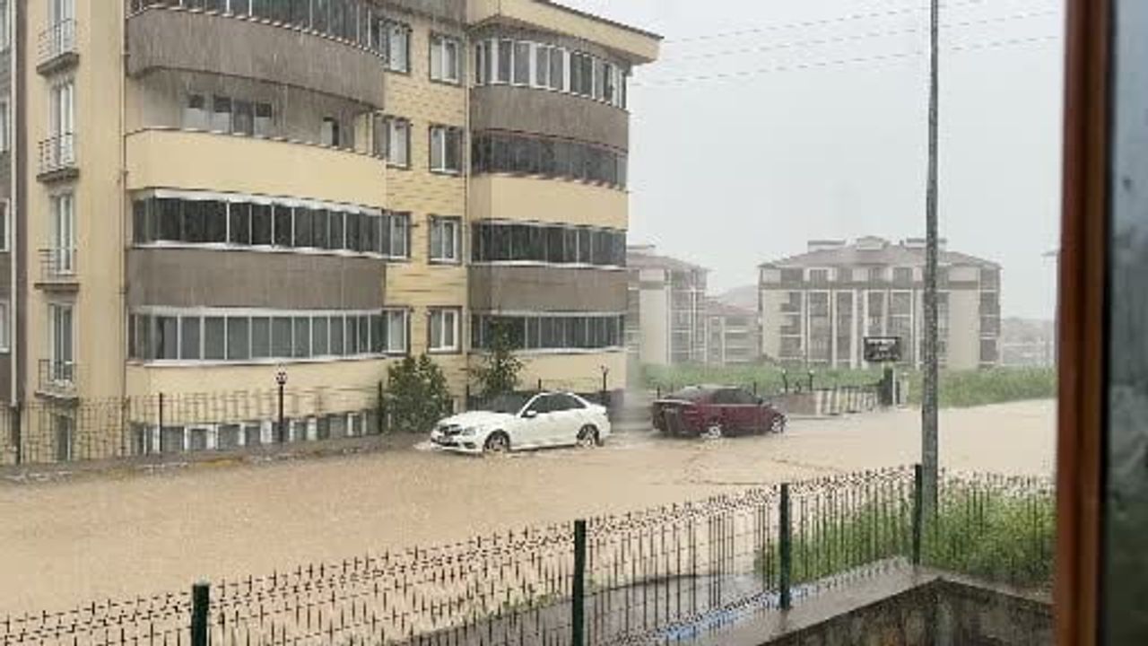 Safranbolu’da sağanak etkili oldu: Bazı yollar ve apartman girişleri sular altında