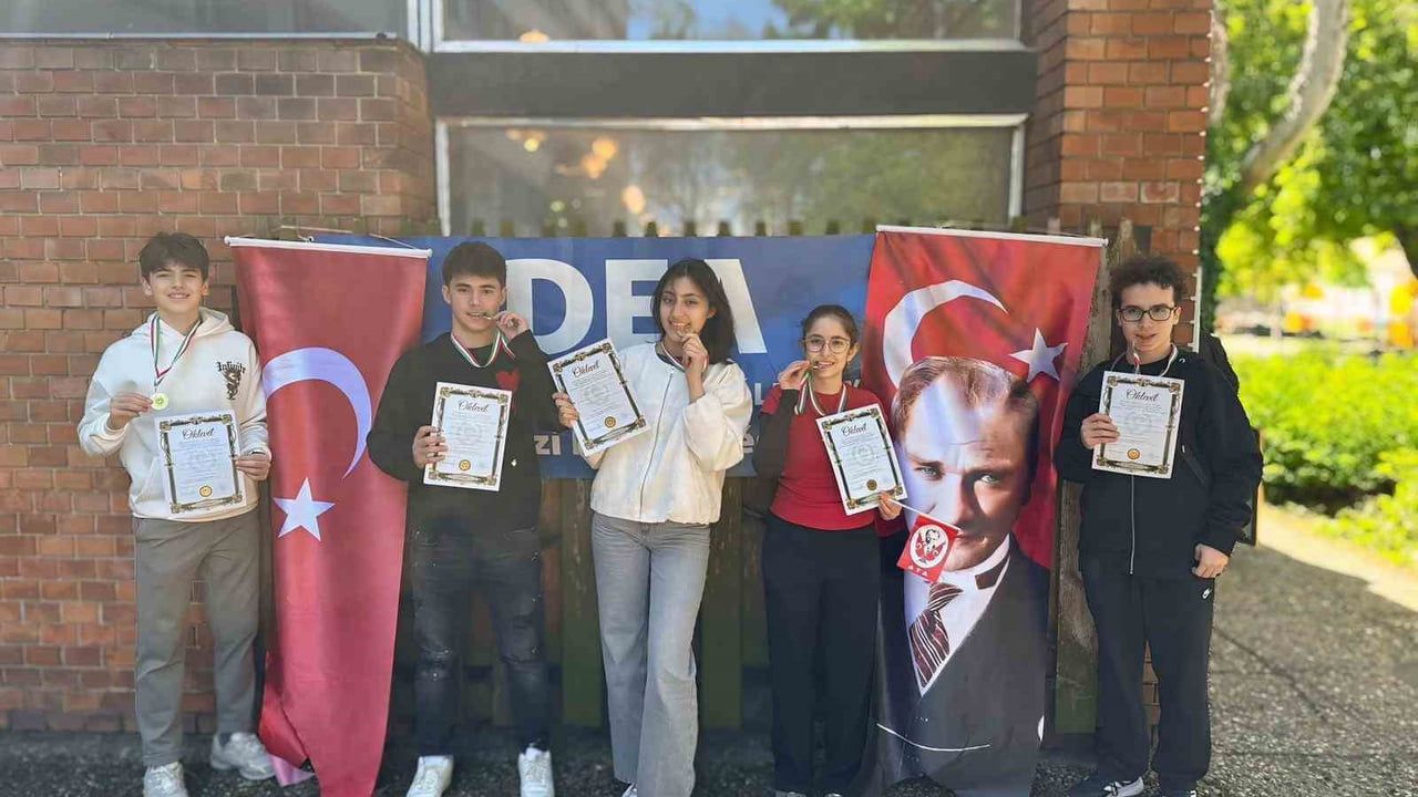 Şahinkaya Fen Lisesi öğrencileri Macaristan'da mühendislik kategorisinde altın madalya kazandı