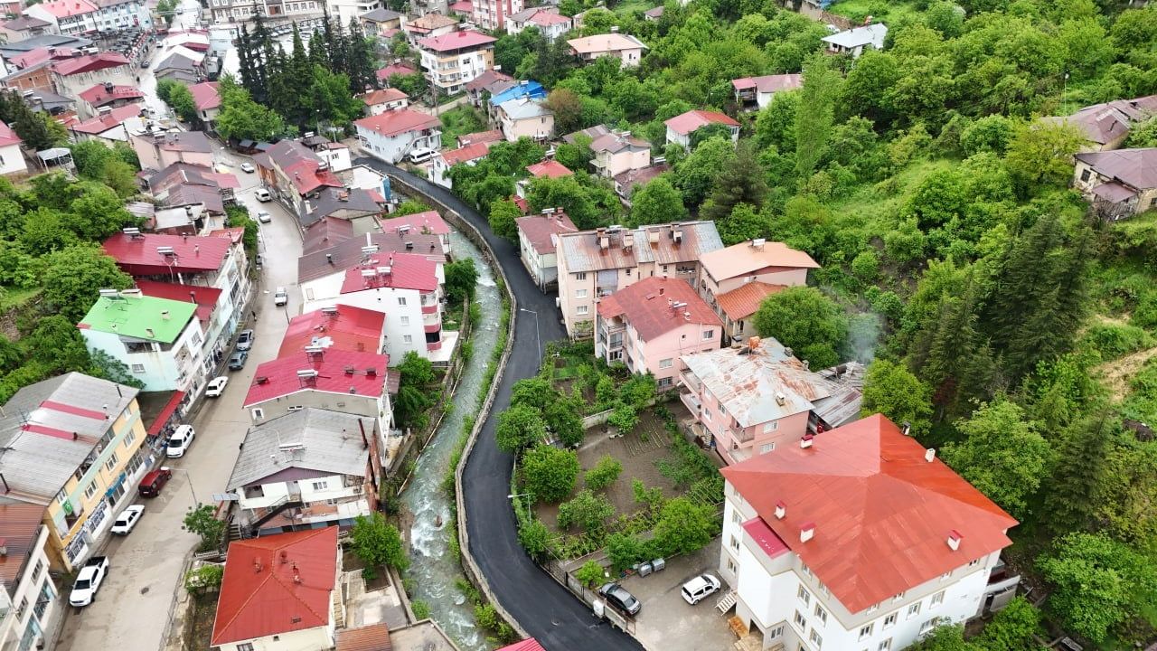 Saimbeyli yaz sezonuna hazırlanıyor: Sokak sağlıklaştırma ve asfalt çalışmaları sürüyor