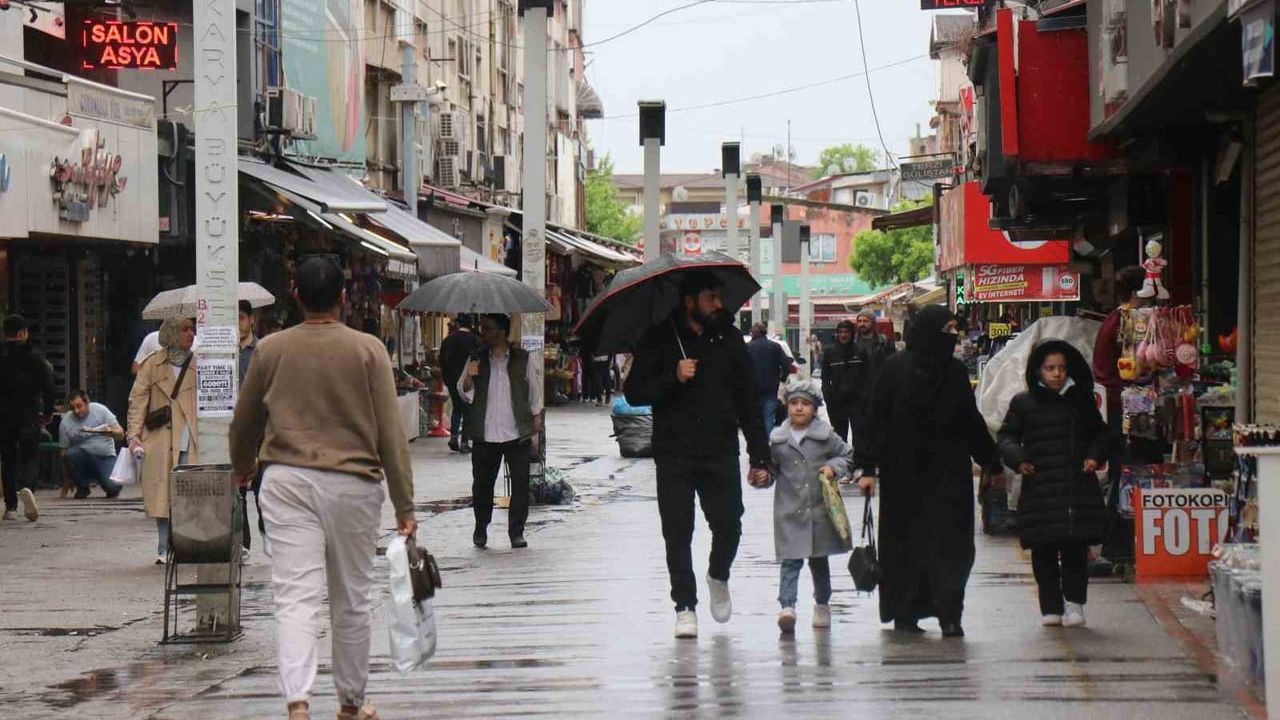 Sakarya'da Gece Boyunca Etkili Yağış: Bazı Cadde ve Sokaklarda Su Birikintileri Oluştu