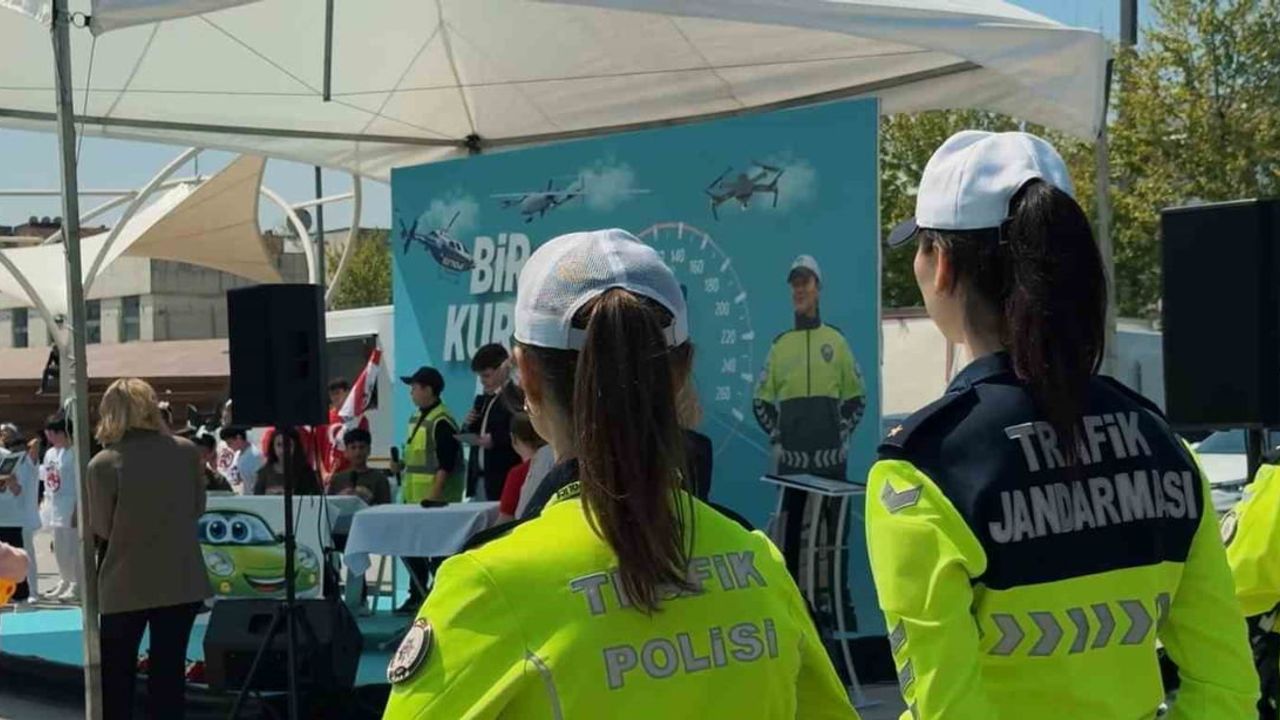 Sakarya’da Jandarma, Trafik Haftası Kapsamında Demokrasi Meydanı’nda Bilgilendirme Yaptı