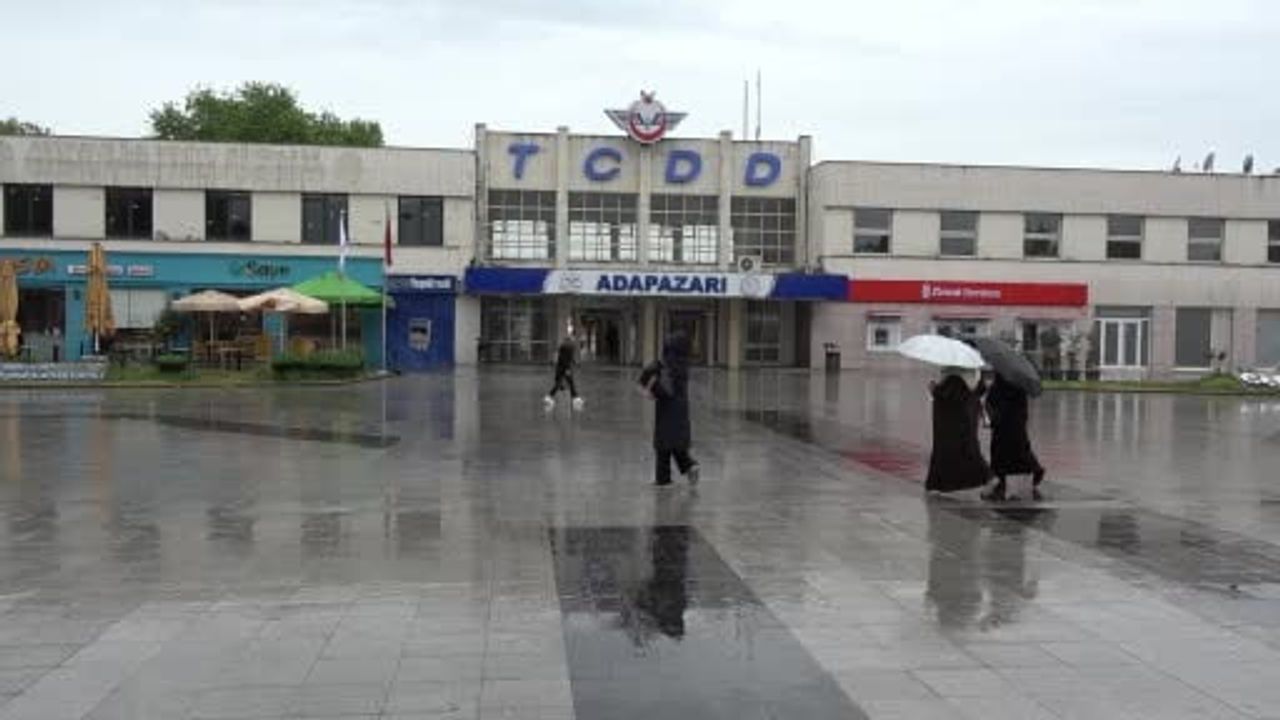 Sakarya'da sağanak yağış: Cadde ve sokaklarda su birikintileri oluştu