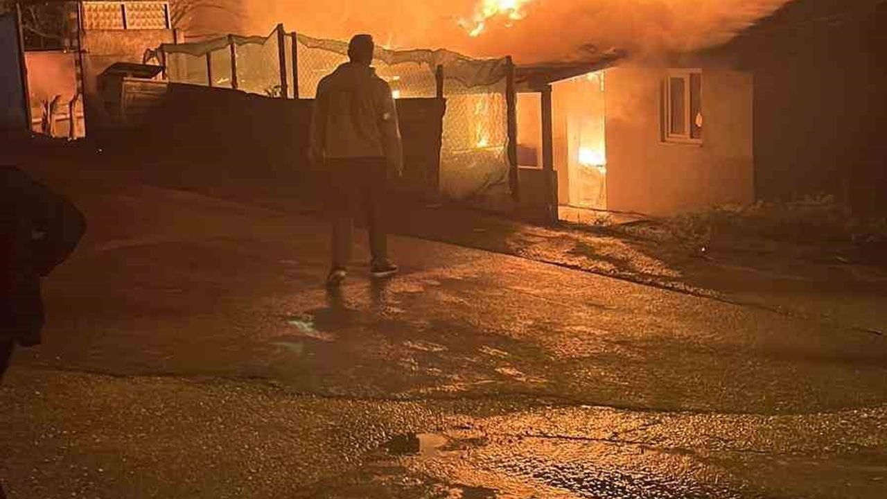 Sakarya'da tek katlı evde çıkan yangın itfaiyenin müdahalesiyle söndürüldü