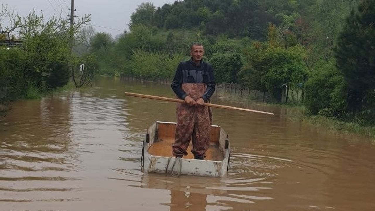Sakarya’da Tuzla Mahallesi’nde Taşkın: Evler Sular Altında, Vatandaş Kayıkla Akrabasını Aldı