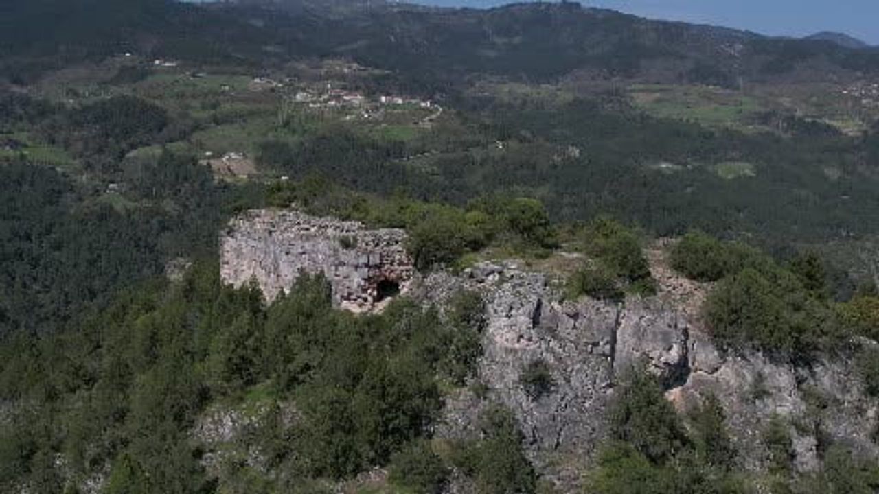 Sakarya’daki yaklaşık 1.850 yıllık Paşalar Kalesi, definecilerin tahribatıyla ayakta kalmaya çalışıyor