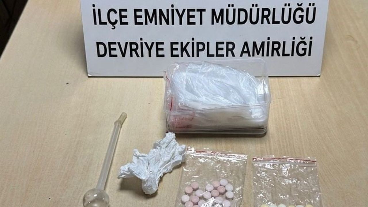 Sakarya'dan Kocaeli'ye gelen araçta 81,49 gram metamfetamin ve 40 sentetik hap ele geçirildi