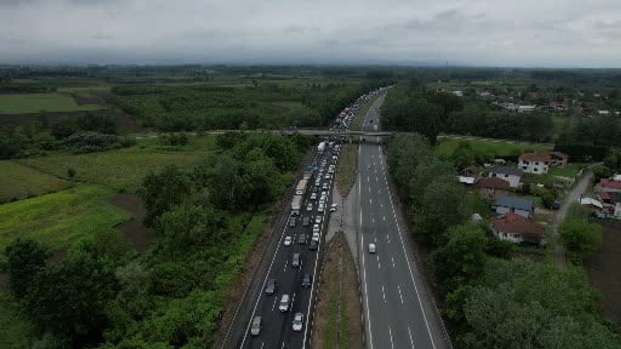 Sakarya geçişinde Kurban Bayramı trafiği: Akyazı'ya uzanan kilometrelerce kuyruk