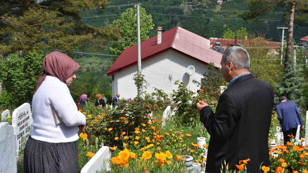 Sakarya Hendek’te Arefe Günü: Mezarlık Ziyaretleri ve Dua Geleneği Sürüyor