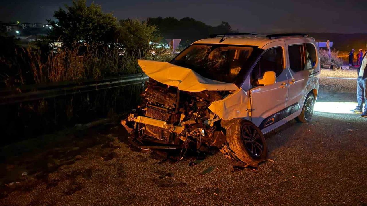 Sakarya Kaynarca'da kavşakta çarpışma: 4 kişi yaralandı