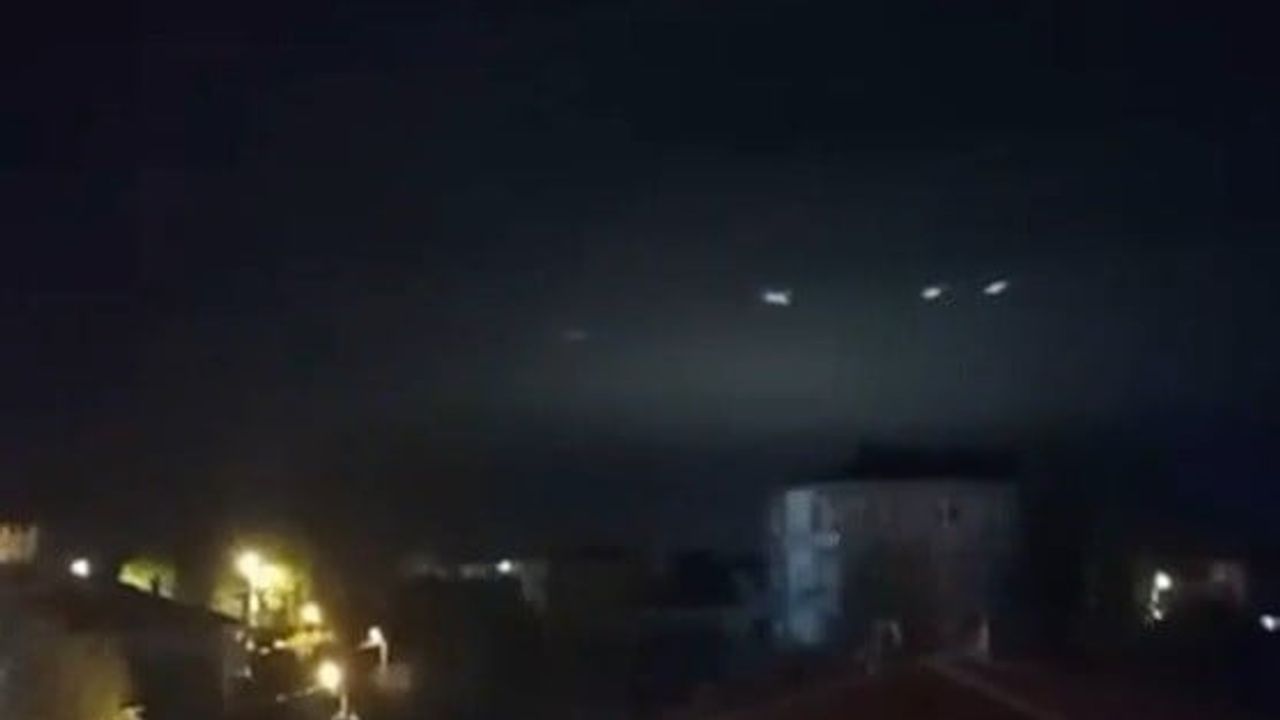 Sakarya'nın Kocaali ilçesinde gece gökyüzünde sıralı ışıklar görüldü
