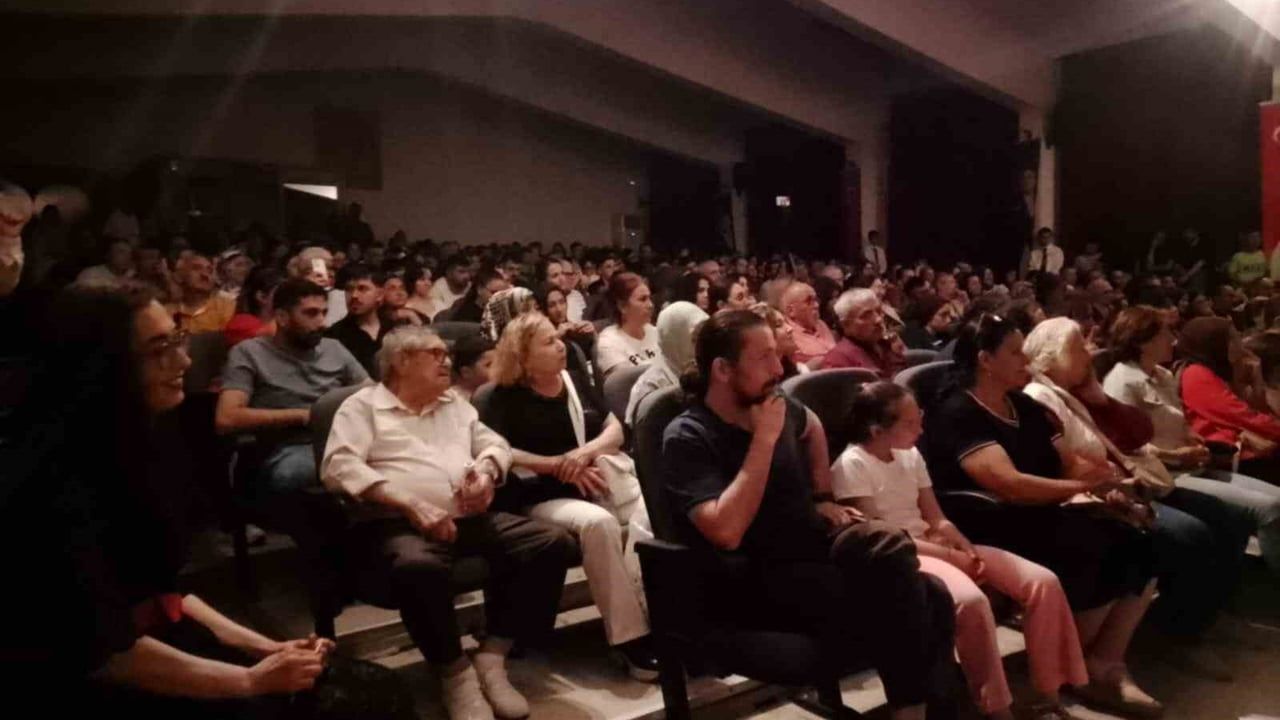 Salihli’de Borsa İstanbul MTAL Tiyatro Ekibi 'Ah Şu Gençler' Gösterisiyle Beğeni Topladı