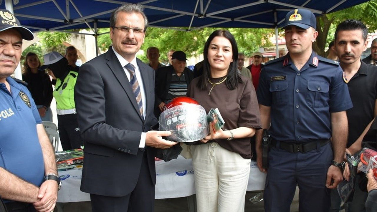 Salihli’de motosiklet sürücülerine kask dağıtımı: Trafik güvenliğini artırma hedefi