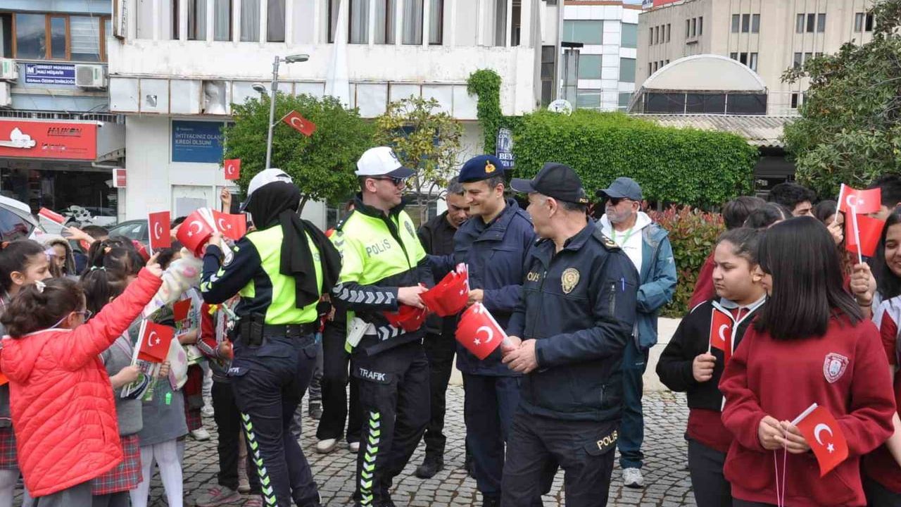 Salihli’de Trafik Haftası etkinliği: Öğrencilere uygulamalı emniyet kemeri eğitimi
