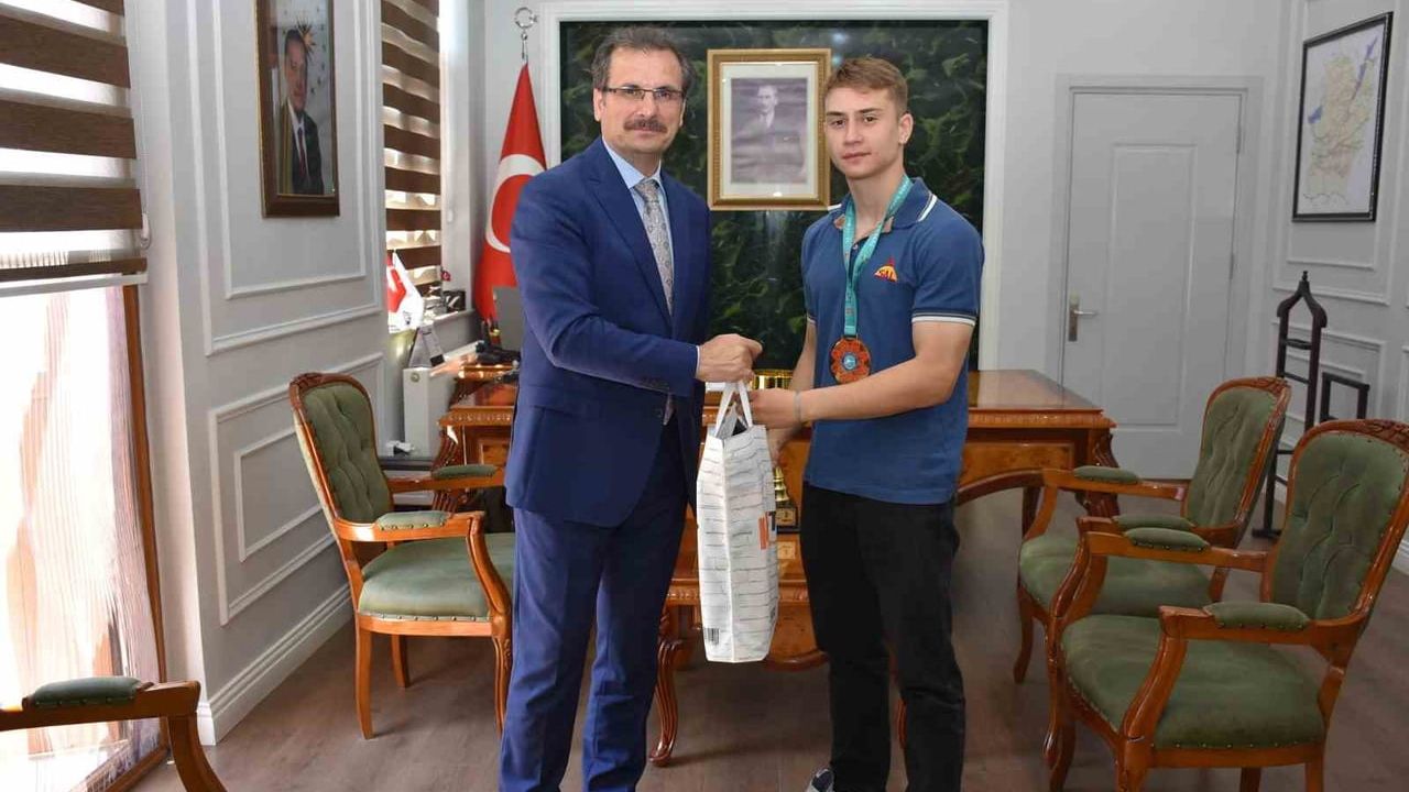 Salihli Kaymakamı Ali Güldoğan, Kickboks Dünya Şampiyonu Ahmet Mirza Erden’i Makamında Ağırladı
