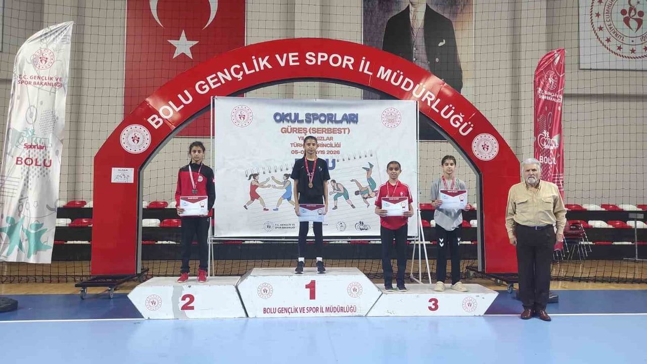 Salihli'nin yıldız güreşçileri Bolu'dan madalyalarla döndü: Misak-ı Milli Ortaokulu takımda Türkiye 3'üncüsü